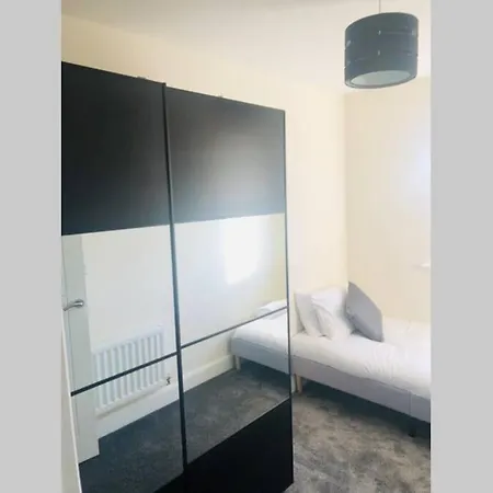 Canal Waterfront Townhouse Leeds (West Yorkshire)